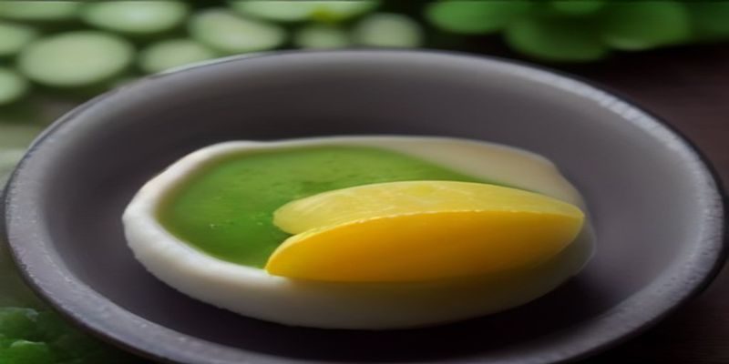 农场草地上一群毛茸茸的黄色小鸡在清晨阳光下觅食嬉戏，画面温暖柔和，是典型的鸡鸡图片高清实拍风格